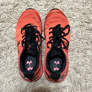 Boys under armour sneakers, good condition, need to be cleaned